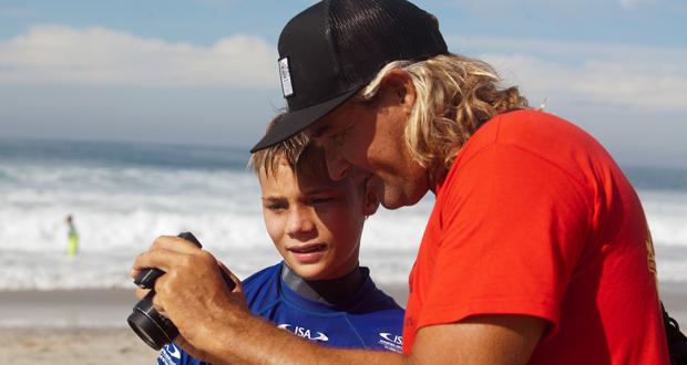Razz Rosenbaum watches a video of his heat with team Belgium coach Michael "Mick" Horrocks. "Razz surfed the heat of his life" said the coach. -Photo: Steve Marcotte/OsideNews