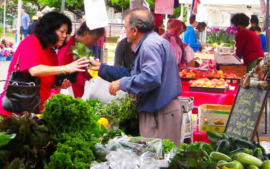 A customer buys fresh produce from a local farmer at the Leucadia Farmers Market. (Photo courtesy of Leucadia Farmers Market)