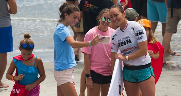 Champion Carissa Moore (right) gets a photo with fans (Photo courtesy: ASA Entertainment)