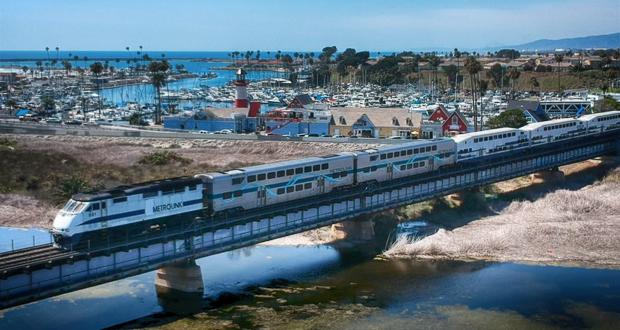 A+Metrolink+train+moves+along+tracks+over+Oceanside+Harbor.+%28OsideNews+photo%29