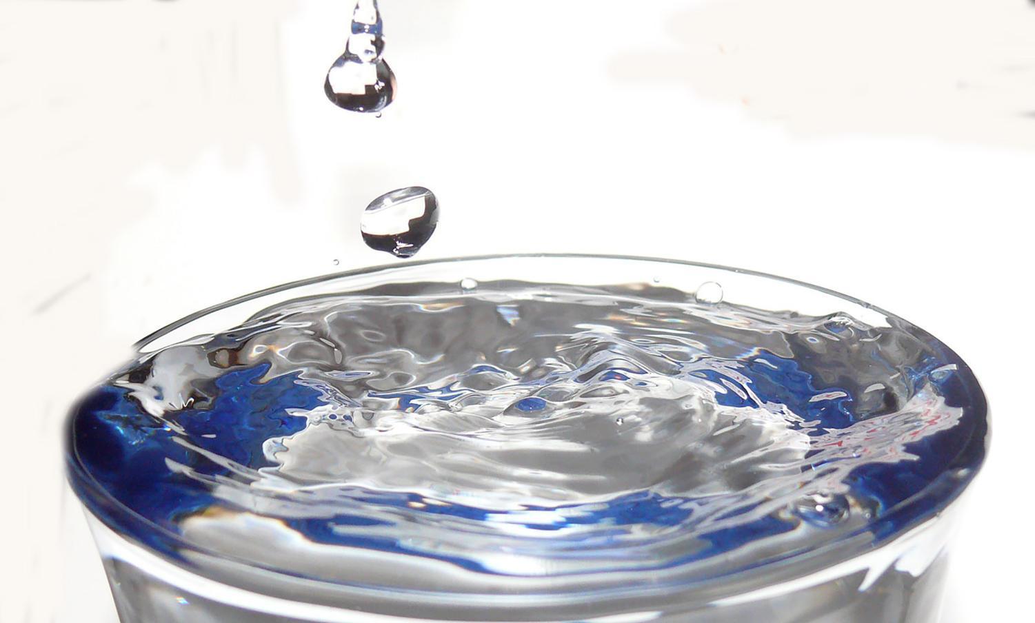 Бесплатная питьевая вода. Чаша для воды. Емкость для воды. Емкость с водой картинки. Тазик с водой.