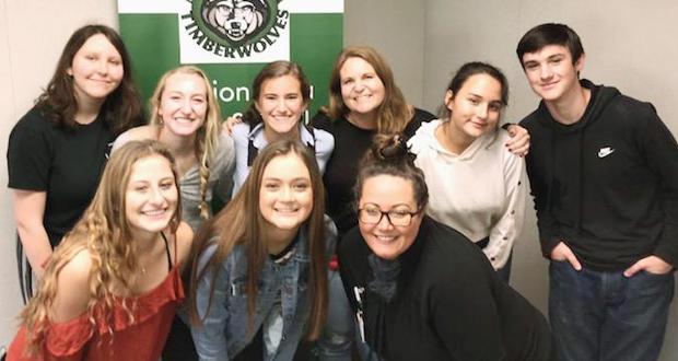  Jillyan (center of bottom row) and members of on-campus grief support group at Mission Vista High School (Photo courtesy: The Elizabeth Hospice)