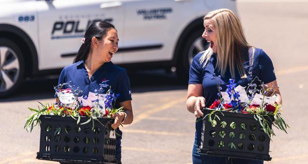Wendy Hauffen and Desire Bergman deliver flowers to Escondido PD (photo courtesy: SDCGO)