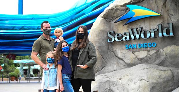 military-family-at-seaworld