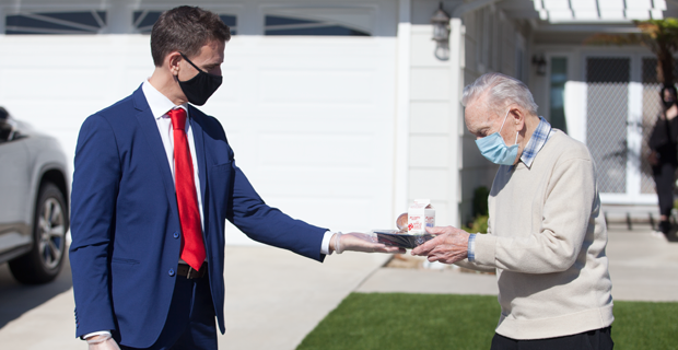 Brent Wakefield, president and CEO, Meals on Wheels San Diego makes a delivery to Oceanside resident Ed Kruck, a World War II Navy veteran. (Photo: Steve Marcotte/OsideNews)
