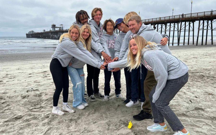 Team+USA+juniors+and+Head+Coach+Ryan+Simmons+gather+sand+from+Oceanside+Pier+Beach+on+Monday%2C+May+23%2C+for+the+upcoming+opening+ceremonies+at+the+ISA+World+Jr+Surfing+Championships+in+El+Salvador.+%28Courtesy+photo%29