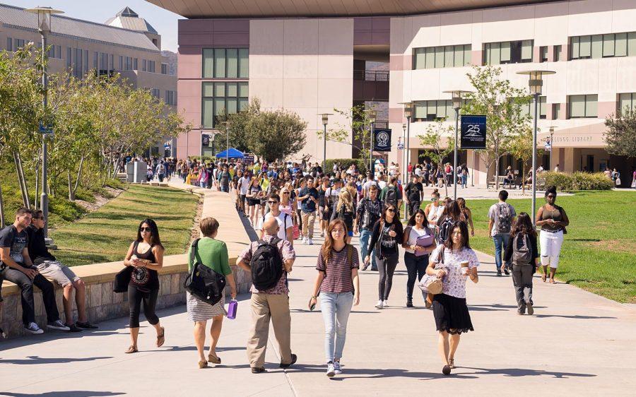 Students+walk+near+the+Kellogg+Library+at+California+State+University+San+Marcos.+%28CSUSM+photo+by+Brandon+Van+Zanten%29