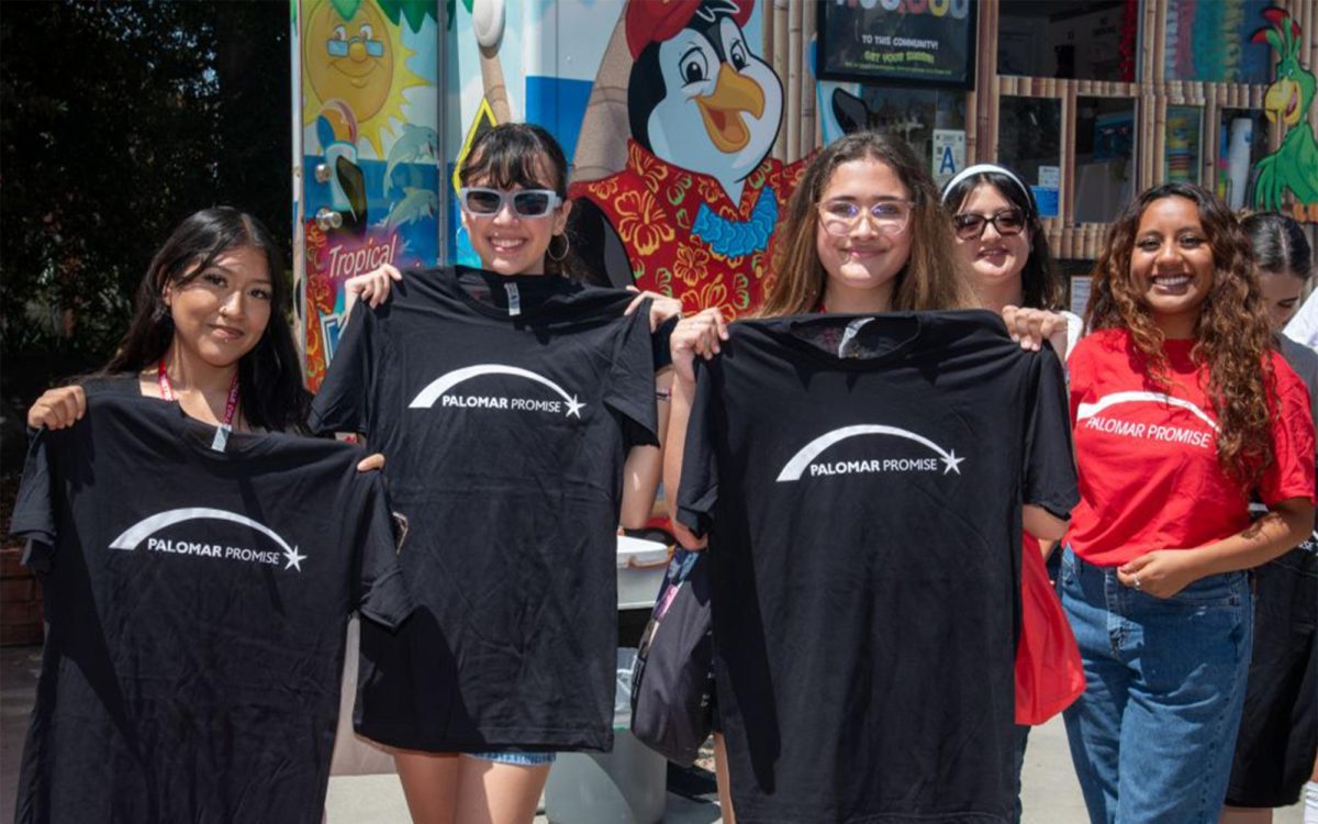 Palomar College Promise program students celebrate the start of the fall semester Aug. 25 on the main San Marcos campus. (Palomar College photo)